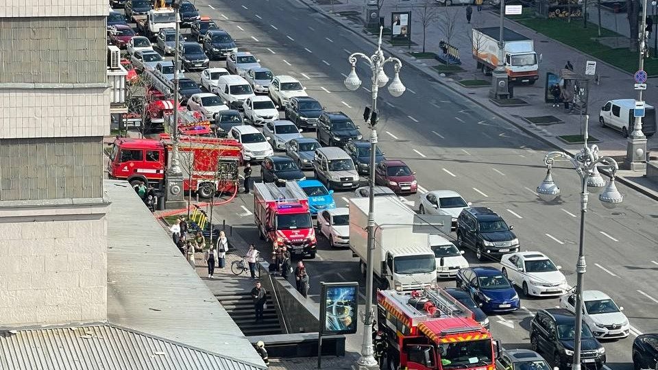 В центре Киева пожар в учебном корпусе Киевского национального университета имени Карпенко-Карого, фото и видео