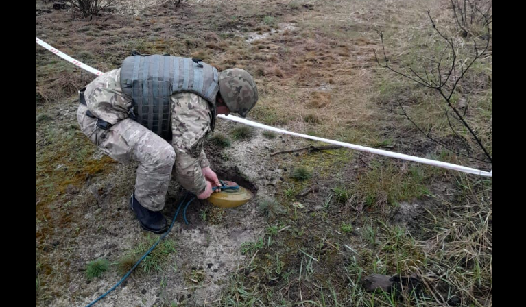 Пішов лісовою дорогою у сусіднє село: на Київщині чоловік натрапив на реактивну протитанкову міну