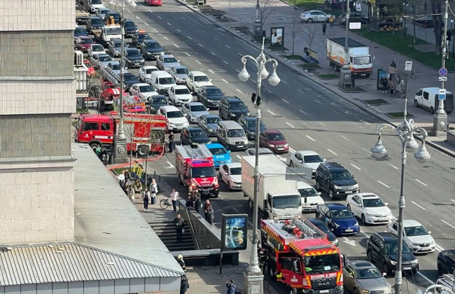 В центре Киева пожар в учебном корпусе Киевского национального университета имени Карпенко-Карого, фото и видео