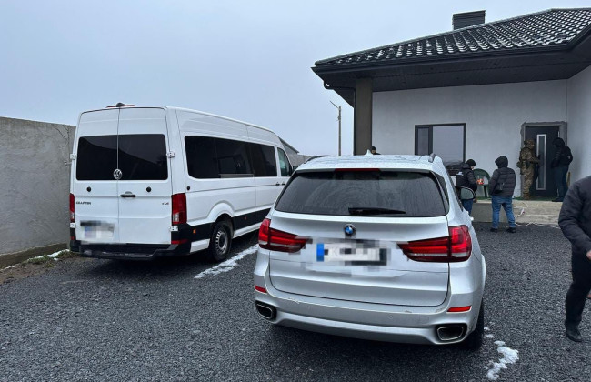 Переправляли за кордон військовозобов’язаних чоловіків під виглядом водіїв: на Рівненщині викрито злочинну групу