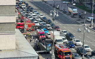 В центрі Києва пожежа в навчальному корпусі Київського національного університету імені Карпенка-Карого, фото та відео