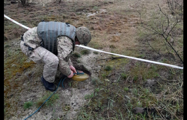 Пішов лісовою дорогою у сусіднє село: на Київщині чоловік натрапив на реактивну протитанкову міну