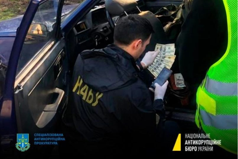 Погорели на взятке в $1100: ВАКС избрал меры пресечения судьи из Ровенской области Евгению Кулику и его сообщнику-адвокату