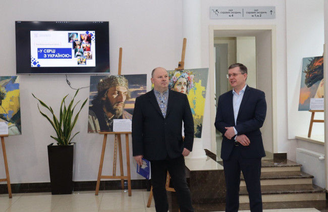 У 7ААС відкрито благодійну виставку «У серці з Україною»