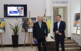 У 7ААС відкрито благодійну виставку «У серці з Україною»