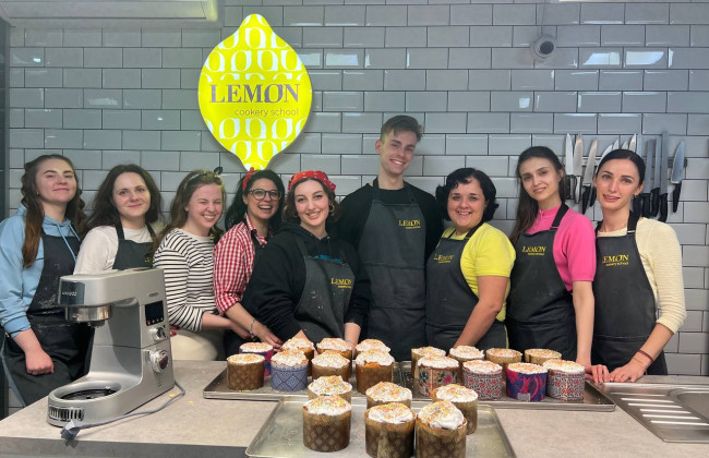 В преддверии пасхальных праздников команда Шестого ААС при содействии судей и председателя суда приготовила для наших защитников паски, фото