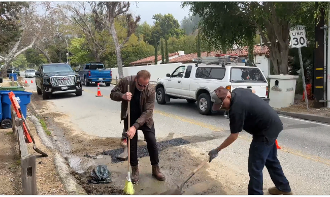 Арнольд Шварценеггер власноруч залатав яму на одній із вулиць Лос-Анджелеса, відео