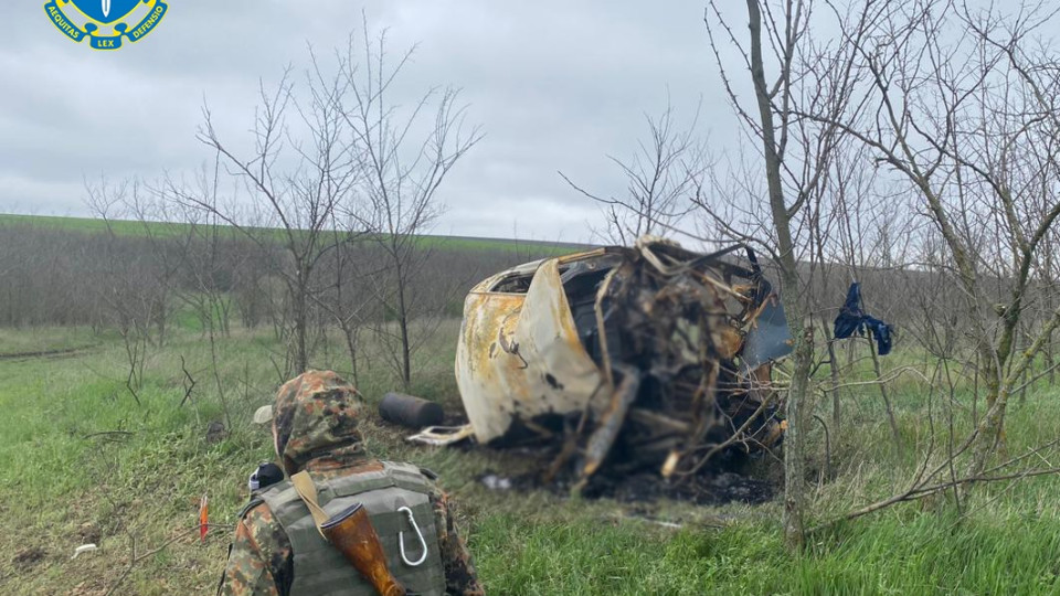 На Херсонщині автомобіль з цивільними підірвався на міні