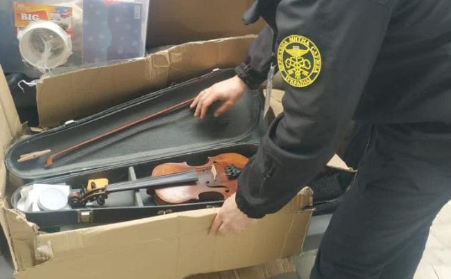 З України намагалися вивезти скрипку Страдіварі, фото