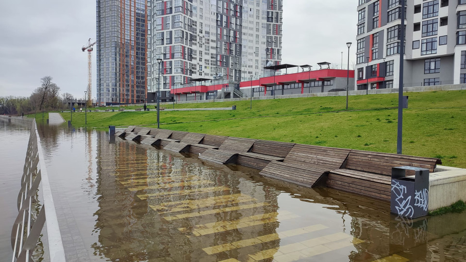 Київ у воді: як підтопило Оболонську набережну та частину вулиць, фото і відео