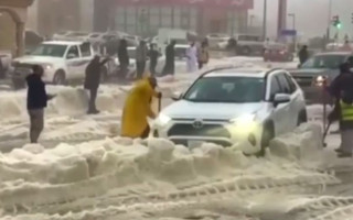 Саудовскую Аравию завалило снегом: появилось видео больших сугробов