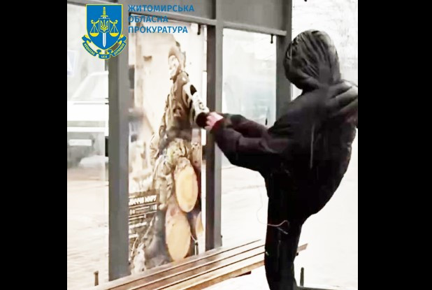 Ударив ногою банер із зображенням військовослужбовця ЗСУ: у Житомирі громадянину повідомили про підозру