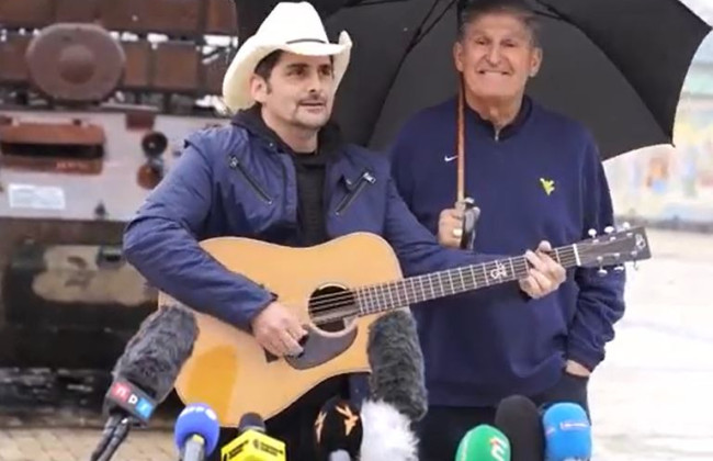 Сенатори США під час візиту до Києва влаштували короткий музичний виступ, відео