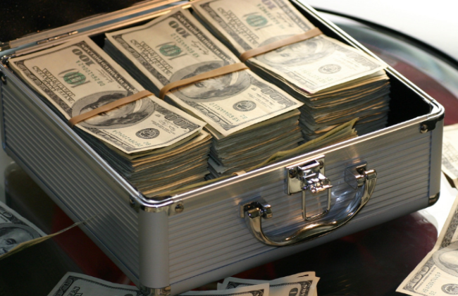 Щоб заробити 1 мільйон доларів в Україні, потрібно працювати майже 216 років, — інфографіка