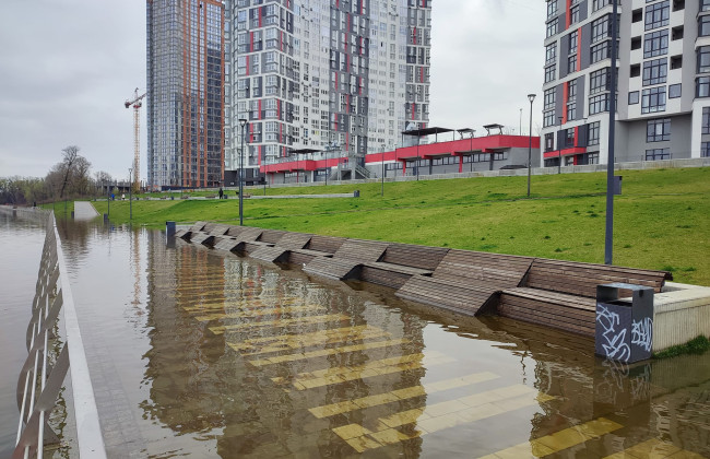 Київ у воді: як підтопило Оболонську набережну та частину вулиць, фото і відео