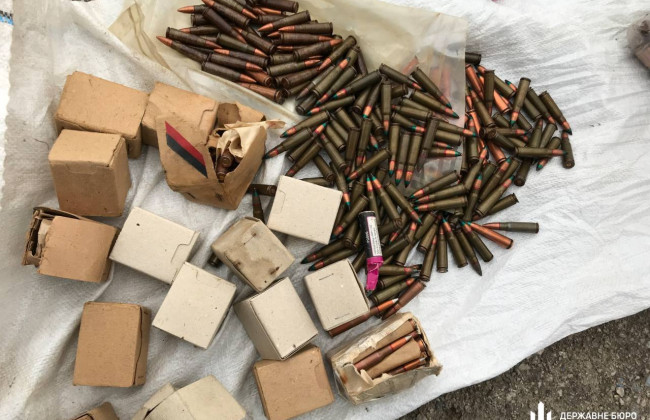 Зберігав у гаражі серед коробок з цукерками: на Запоріжжі у правоохоронця знайшли схрон зі зброєю та вибухівкою