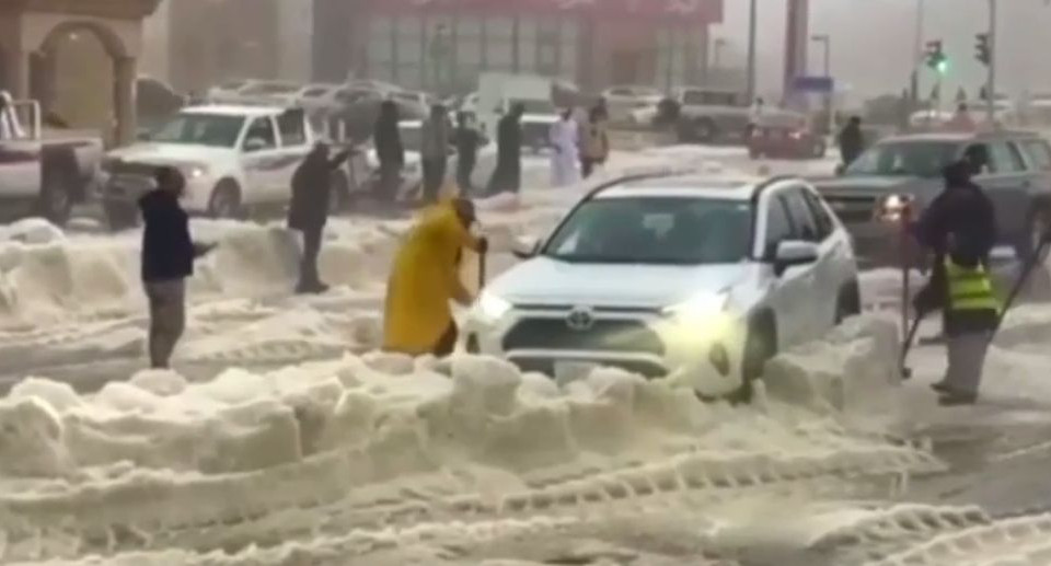 Саудовскую Аравию завалило снегом: появилось видео больших сугробов