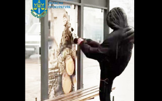 Ударил ногой баннер с изображением военнослужащего ВСУ: в Житомире гражданину сообщили о подозрении