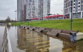 Київ у воді: як підтопило Оболонську набережну та частину вулиць, фото і відео