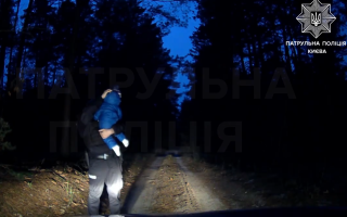 У Києві няня з дитиною загубилися в лісі: про допомогу довелось просити правоохоронців, відео