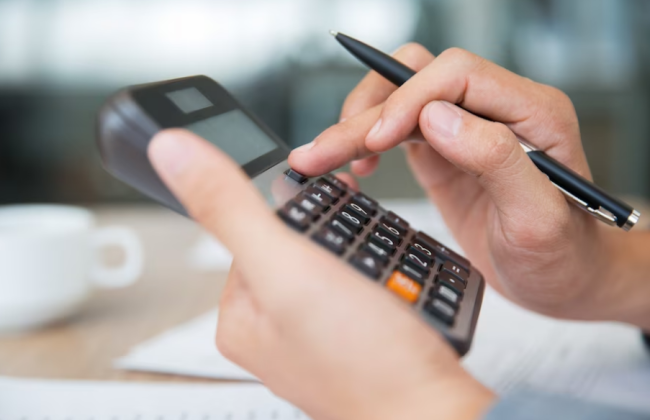 Кто должен уплатить НДФЛ с суммы заработной платы, которая перечислена юрлицом по решению суда на счет исполнительной службы для выплаты физлицу