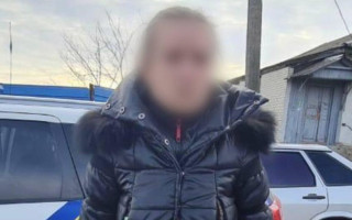 Жінка, яка розірвала та викинула на землю прапор України, постала перед судом
