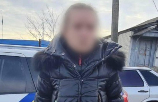 Женщина, которая разорвала и выбросила на землю флаг Украины, предстала перед судом