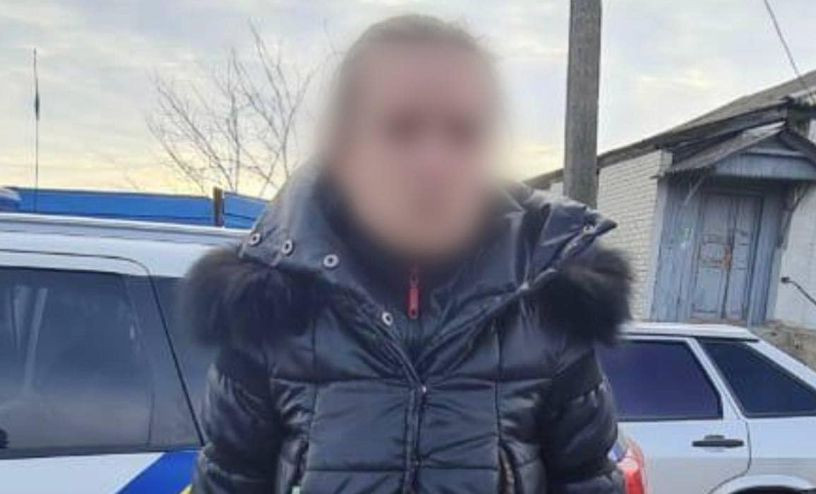 Жінка, яка розірвала та викинула на землю прапор України, постала перед судом