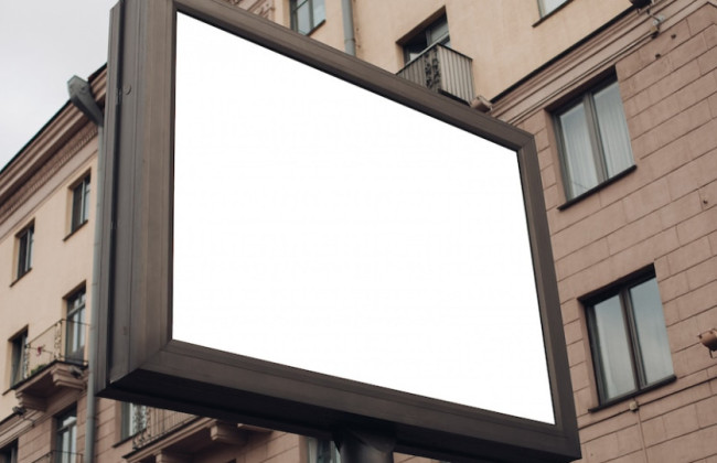 У Києві демонтували більше 5,5 тисячі незаконних рекламних конструкцій із початку року