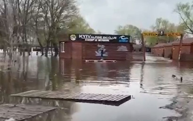 В Киеве затопило X-park, видео