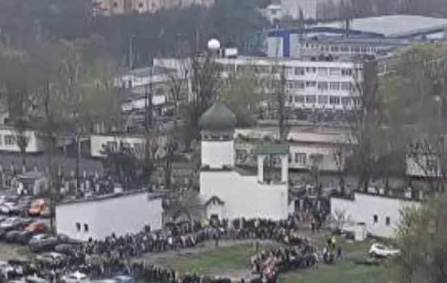 Пасха в Киеве: сотни верующих пришли освятить праздничные корзины, фото очередей