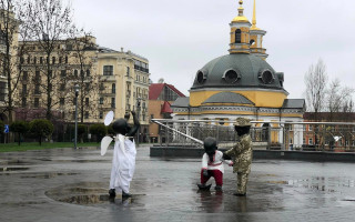 Малюків-засновників Києва на Поштовій площі вдягли у нове вбрання до Великодня: фото
