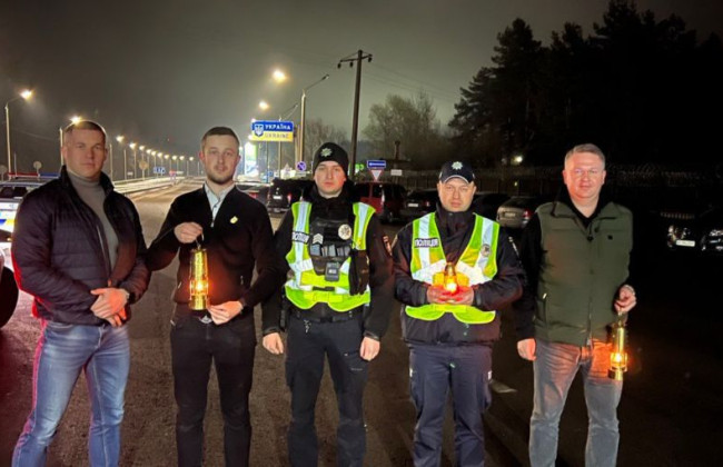 Благодатный огонь уже доставили в Украину