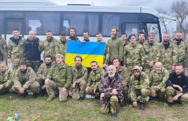 Відбувся великий Великодній обмін полоненими: Україна повернула 130 захисників
