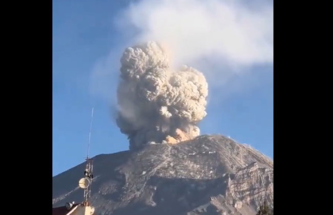 Дим піднявся майже на сім кілометрів: у Мексиці прокинувся небезпечний вулкан Попокатепетль, відео