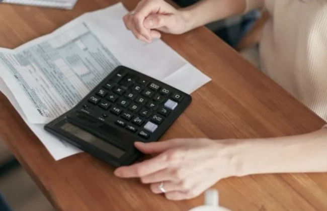 Парламент уточнив, з кого під час війни не стягується заборгованість за житлово-комунальні послуги в примусовому порядку