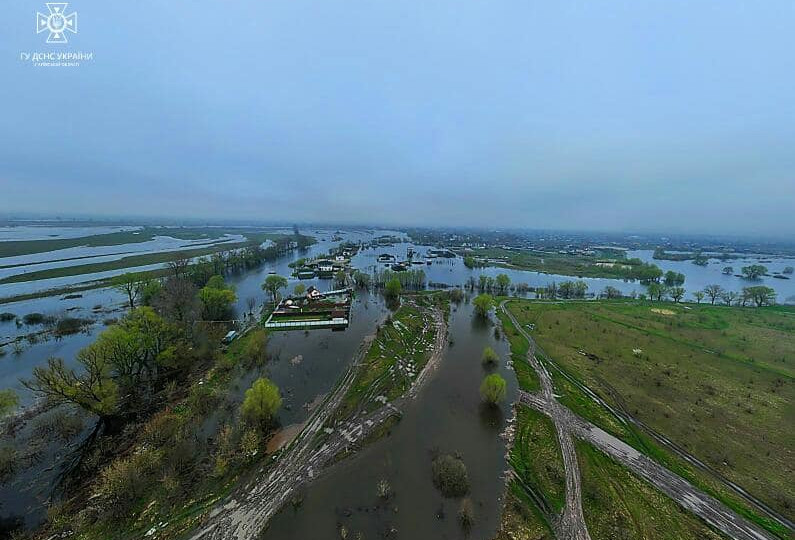 Велика вода на Київщині: рятувальники показали підтоплення з висоти пташиного польоту, фото