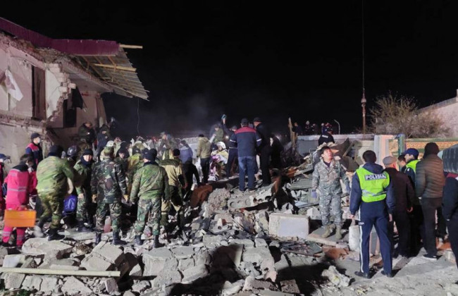 У Казахстані внаслідок вибуху газового балона обвалився під'їзд: є загиблий і постраждалі, фото