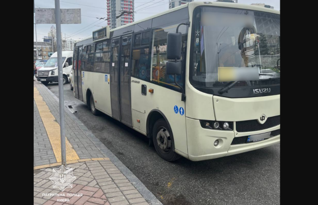 В Киеве водителя маршрутки патрульные отстранили от вождения: что произошло