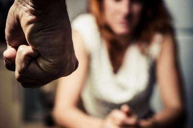 Погрожував розправою і ламав меблі: у Києві засудили чоловіка за насильство над цивільною дружиною