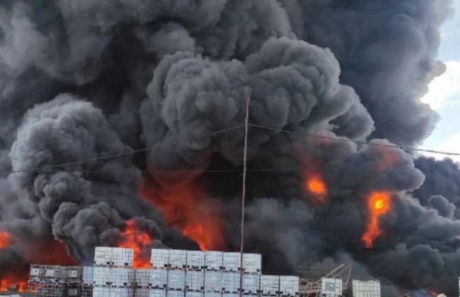 В рф вспыхнул масштабный пожар на заводе по производству пластмассы, видео