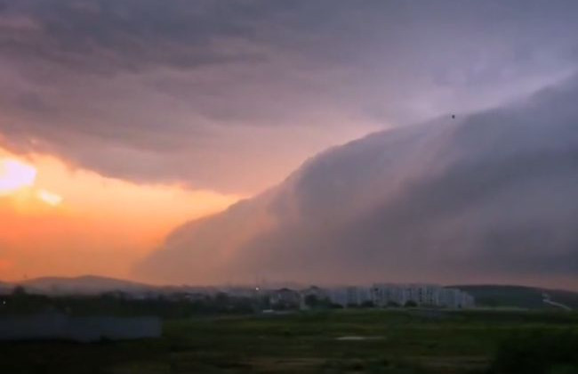 День раптово перетворився на ніч: Стамбул накрила гігантська чорна хмара, відео