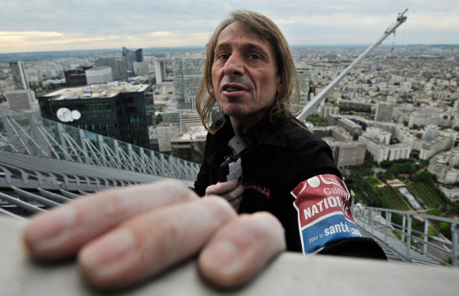 В Париже «спайдермен» Ален Робер поднялся на небоскреб без страховки и посоветовал Макрону «вернуться на землю»