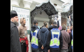 Хуліганство на території Лаври: чотирьом особам повідомили про підозру