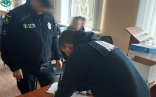 На Хмельниччині 6 поліцейських близько двох годин знущалися над затриманим