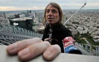 У Парижі «спайдермен» Ален Робер піднявся на хмарочос без страховки та порадив Макрону «повернутися на землю»