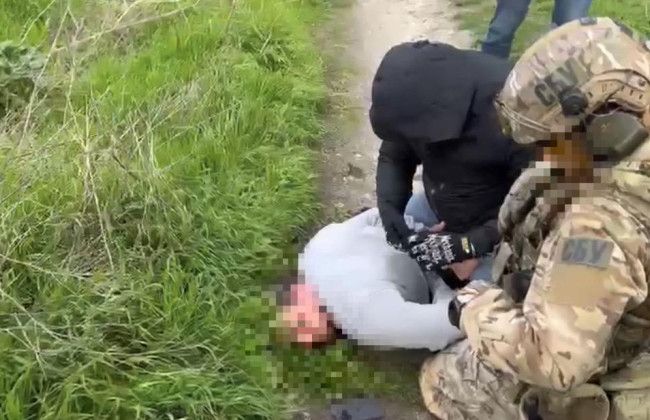 Вимагали 1 млн гривень, погрожували вбивством та змушували копати собі могилу: у Києві затримано злочинців