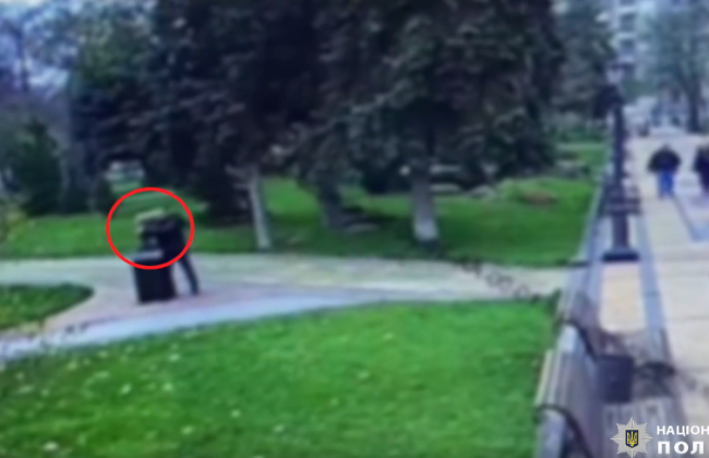 Задержали аж на Черниговщине: правоохранители нашли мужчину, который пытался украсть в Пасху скульптуру в парке в Киеве