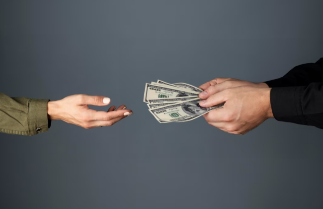 НБУ с сегодняшнего дня разрешил банкам продавать на 20% больше наличной валюты от купленной безналичной