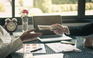 Податкова пояснила нюанси повернення працівникові сплачених у відрядженні за кордоном власних коштів